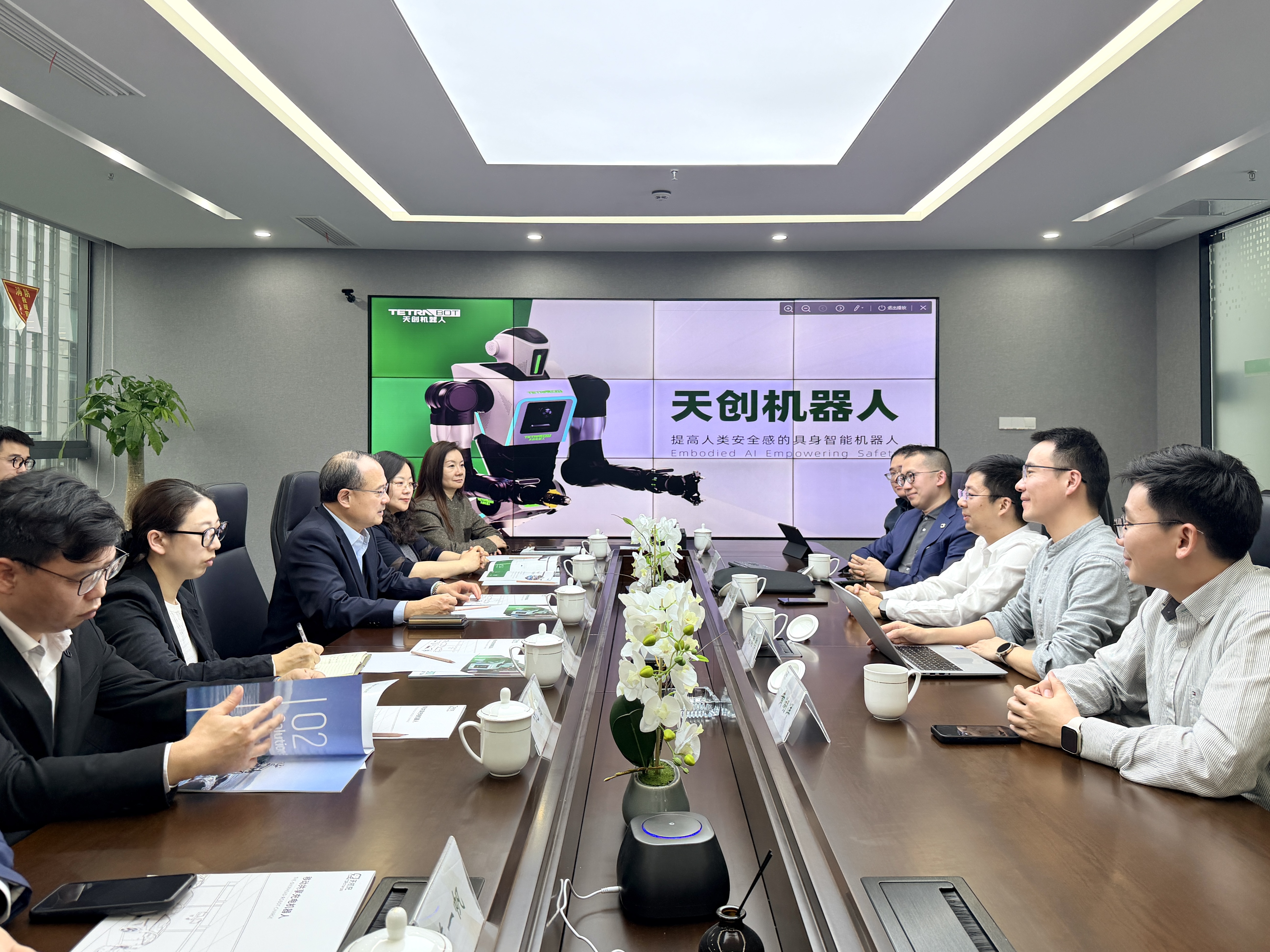 香港新华集团主席蔡冠深博士一行访问天创机器人